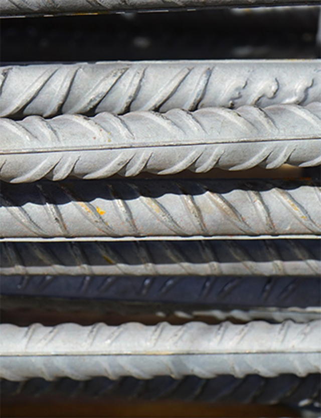 Rader av armeringsjärn med spiralformad struktur.