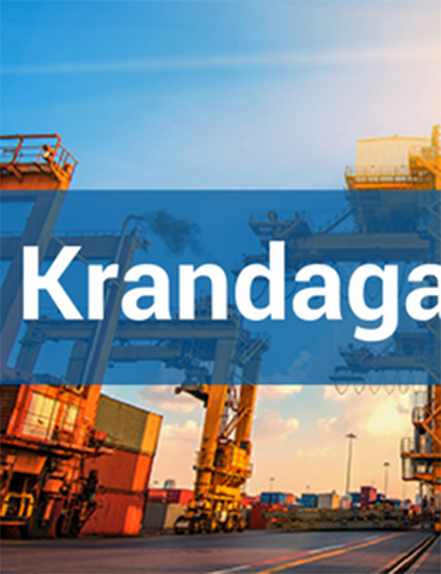 Hamnområde med flera stora kranar och containrar under en klar himmel, med texten "Krandagar" överlagrad på bilden.