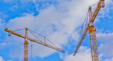Två byggkranar