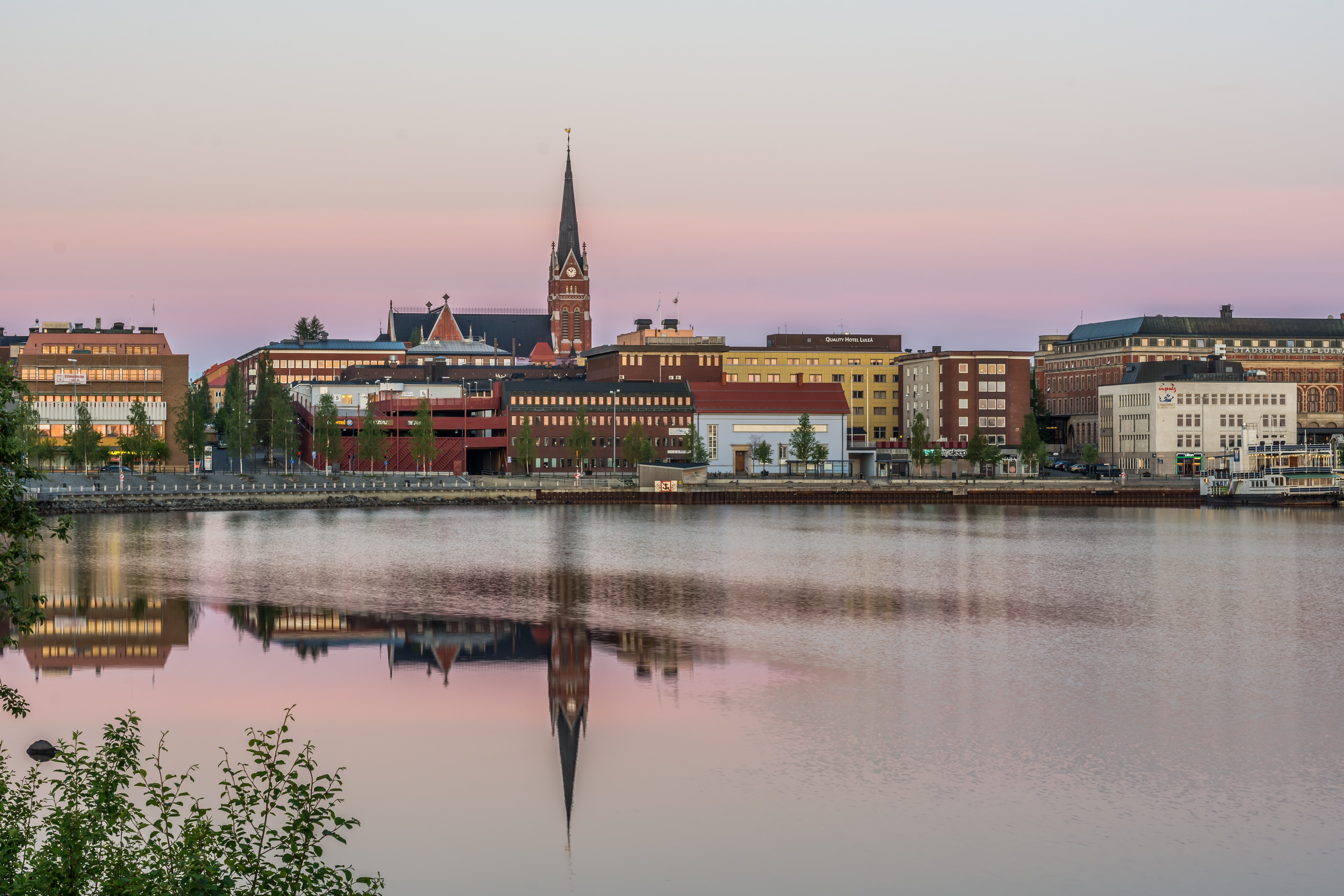 Vy över Luleås stadskärna från havet. 