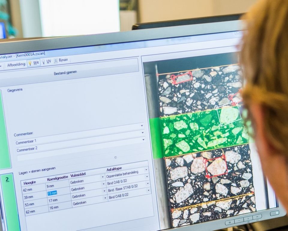 Asfaltscanner op beeldscherm, gebruikt door Kiwa collega