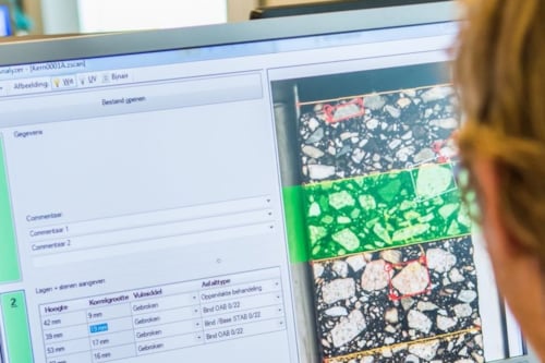 Asfaltscanner op beeldscherm, gebruikt door Kiwa collega