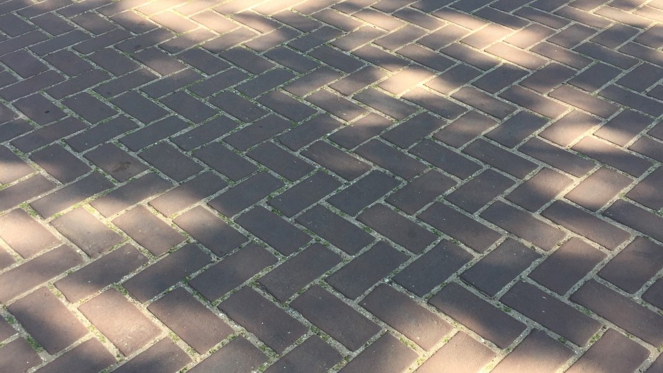 Straat met klinkers in visgraatpatroon