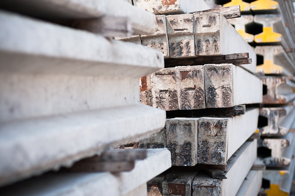 Stapel metalen balken en stalen profielen