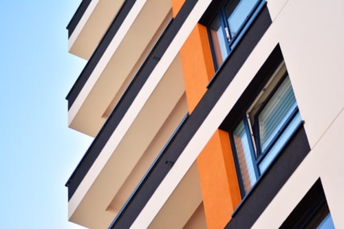 Modern appartementencomplex met meerdere verdiepingen