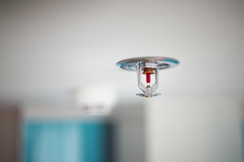 Brandblusser sprinkler gemonteerd aan een plafond