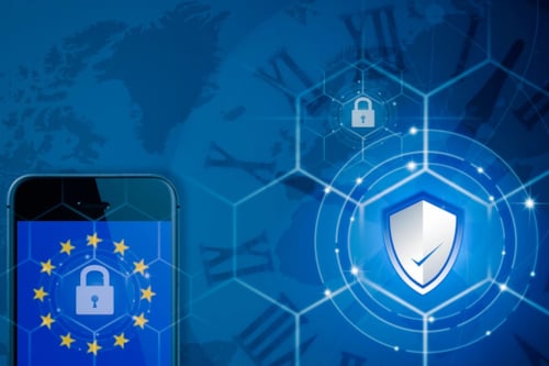 Mobiele telefoon met het EU-vlag-embleem en een hangslot, tegen een achtergrond van een digitaal schild en globalen technologie-elementen.