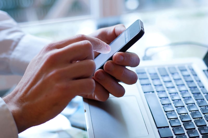 Mobiiltelefoni kirjutamas 