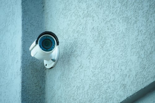 Beveiligingscamera gemonteerd op een muur.