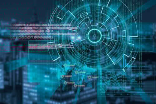 Digitale interface met een blauw technische ontwerp, een wereldkaart en gegevensgrafieken tegen een nachtelijke stadsachtergrond.