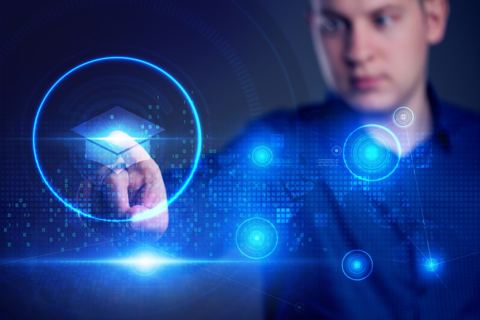 Man som pekar på en holografisk bild med flera blå teknologiikoner.
