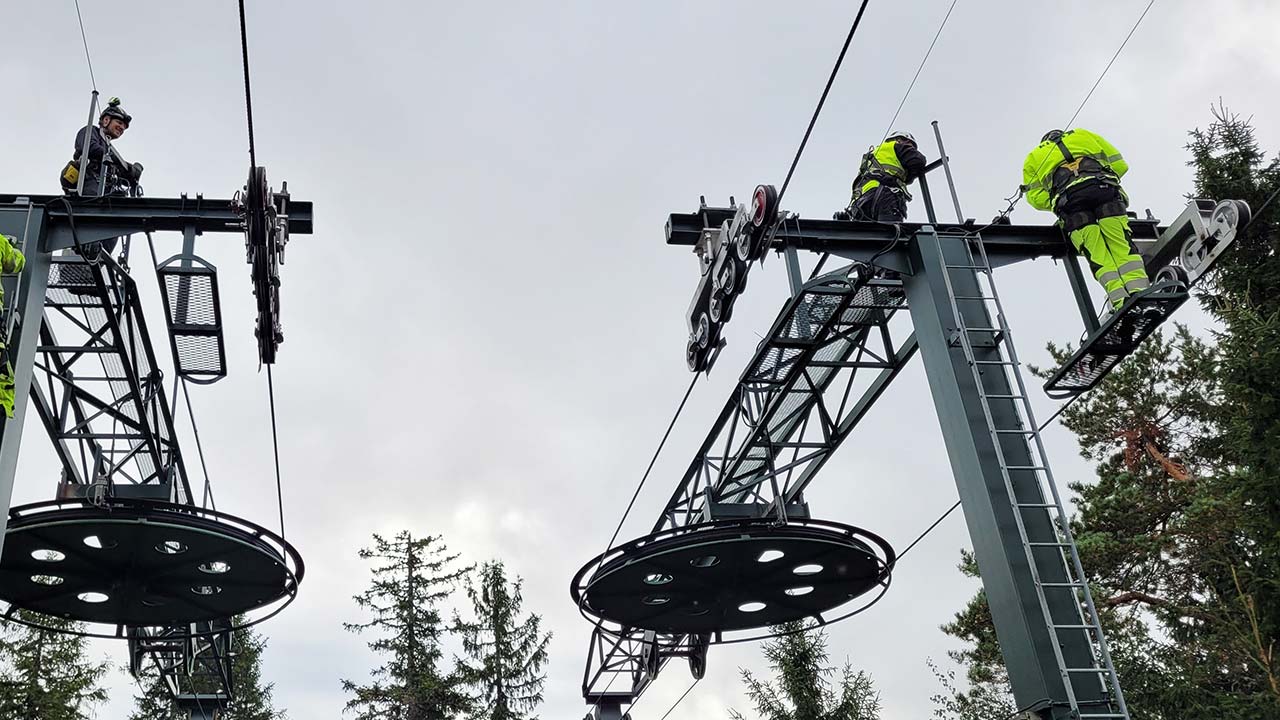 Flera besiktningsingenjörer kontrollerar skidliftar under en internutbildning hos Kiwa. 