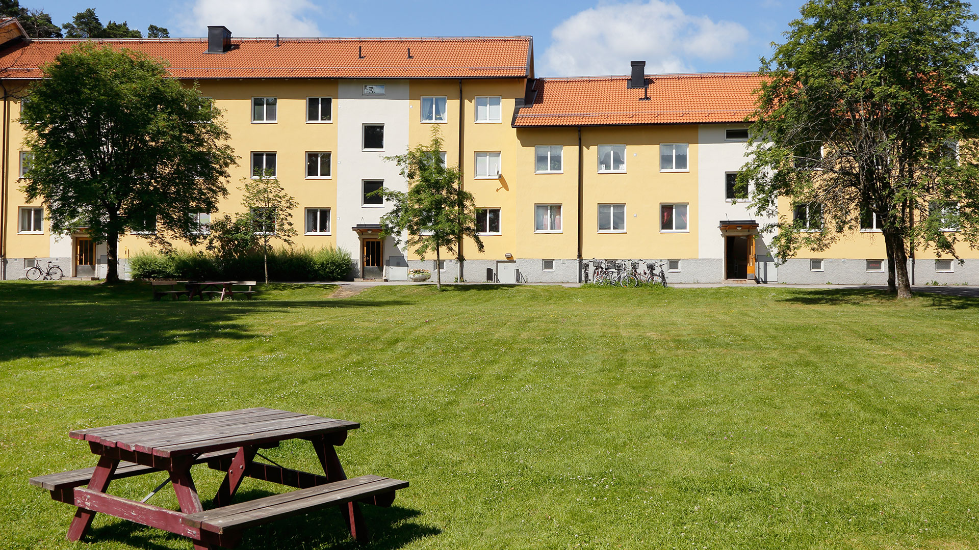 Flerfamiljshus och bostadshus måste vara säkra och energieffektiva, fastighets- och anläggningsägaren har ansvar för detta. 