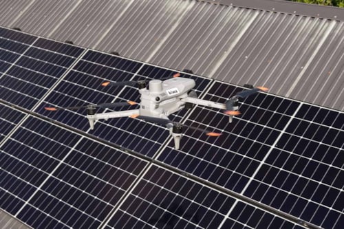 Drönare flyger över fastigheter för att inspektera tak och fasader.