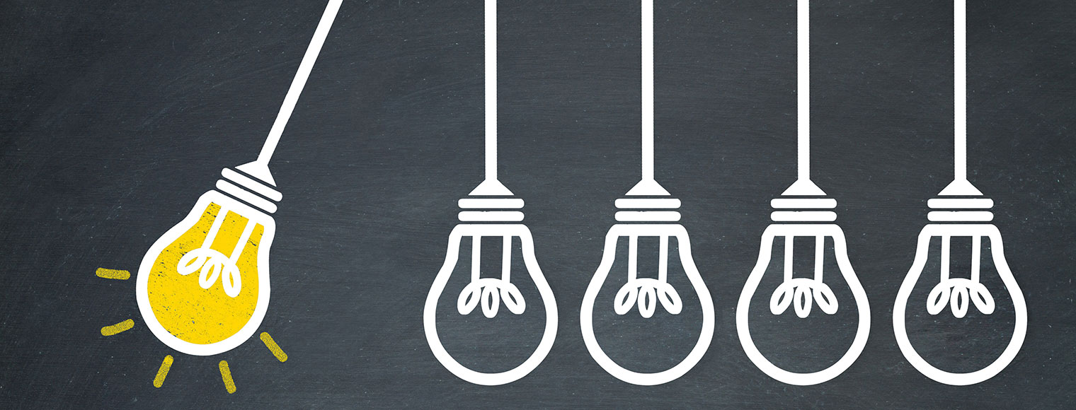 Fem hängande glödlampor varav en av dem är tänd. 