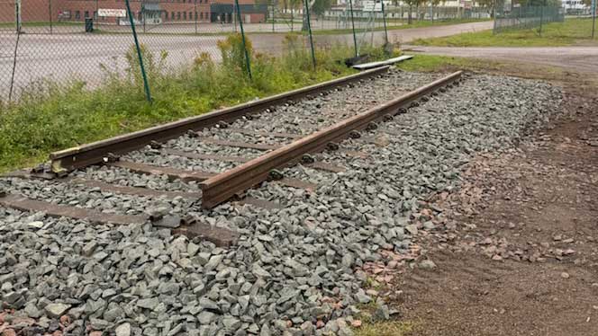 R&auml;lssvetsstation med 12 meter banvall.