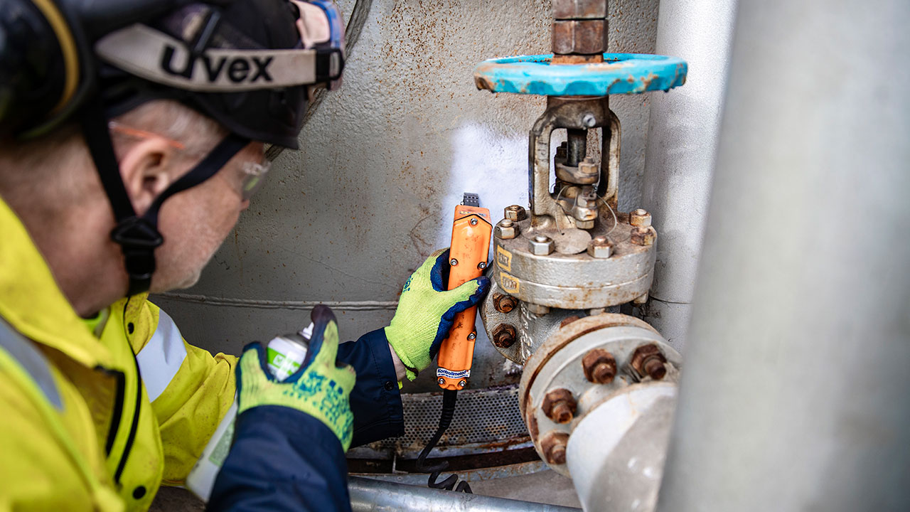 Besiktningsingenj&ouml;r fr&aring;n Kiwa kontrollerar r&ouml;r och tryckk&auml;rl i en industri. 