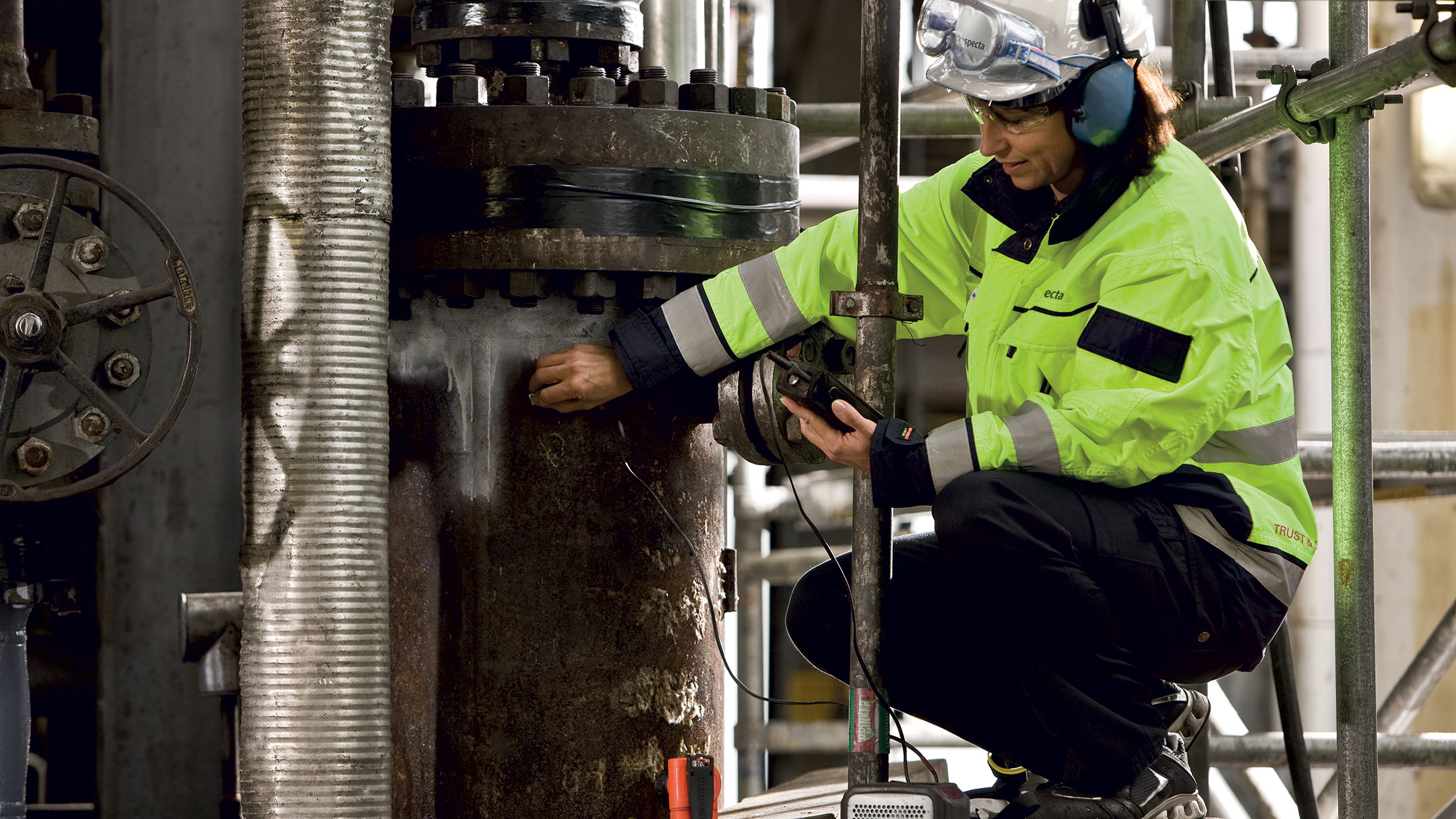 OFP-tekniker inspekterar ett tryckkärl.